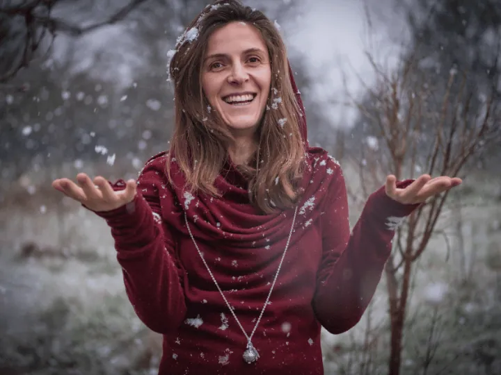 Emeline, bras ouverts, sous la neige