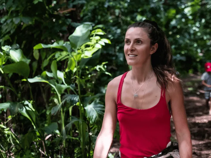 Emeline souriante en pleine nature