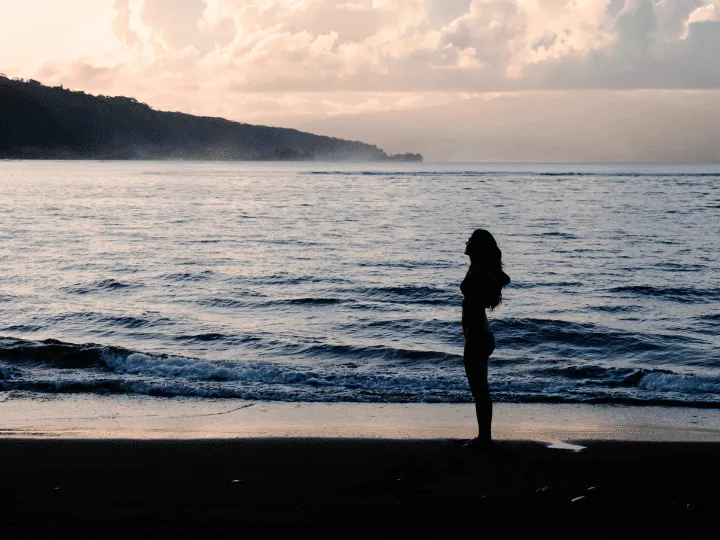 Silhouette sur une plage au crépuscule, dans un moment de calme